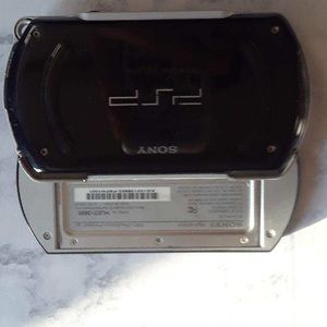 PSP go comes with charger cord